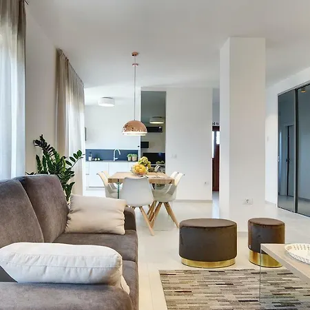 アパート Authentic *